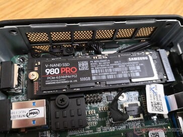 Emplacement PCIe 4.0 2280 NVMe accessible. Les lecteurs 2242 ou 2230 plus courts peuvent techniquement fonctionner, mais il n'y aura pas de vis pour les fixer