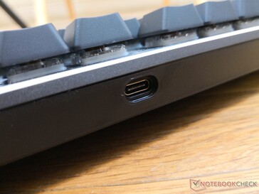 Les câbles USB-C plus épais peuvent avoir du mal à s'engager complètement dans le port USB-C encastré