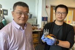 Hailong Chen et Zhantao Liu présentent une nouvelle cathode peu coûteuse pour les batteries lithium-ion à l'état solide. (Source de l'image : Jerry Grillo / Nature Sustainability / Georgia Institute of Technology)