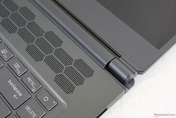 Les grilles situées sur le bord supérieur du clavier sont uniquement destinées à la circulation de l'air et non à l'audio