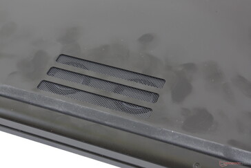 Les grilles de ventilations à l'avant just epour les deux petits ventilateurs du Blade Pro 17.