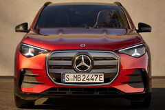 La nouvelle Mercedes GLA est lancée en tant que véhicule électrique doté d’une technologie de 800 volts, mais la recharge sur des bornes de recharge rapide de 400 volts nécessite un amplificateur CC disponible en option.