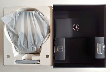 Casque et émetteur (à gauche), câbles et sac (à droite). (Source de l'image : Notebookcheck)