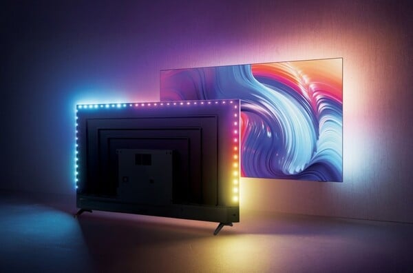 Le téléviseur Philips Ambilight est doté de bandes lumineuses LED intégrées. (Source de l'image : Philips)