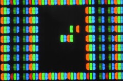 Un développeur a créé une version de Snake qui utilise les sous-pixels rouges, verts et bleus d&#039;un écran. (Source de l&#039;image : Patrick Gillespie / YouTube)