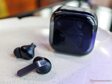 L'étui redessiné et la tige métallique du buds 4 Pro