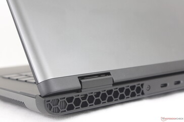 Le couvercle extérieur et le couvercle inférieur en aluminium anodisé contrastent avec le clavier plus foncé