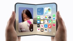 Deux mains tiennent chacune un iPhone Duo, l’un plié et l’autre déplié