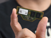 Un module LPDDR5X CAMM2. (Source : iFixit via YouTube)