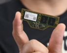 Un module LPDDR5X CAMM2. (Source : iFixit via YouTube)