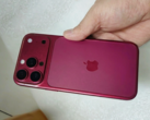 modèle design de l'iPhone 18 Pro en cerisier foncé.