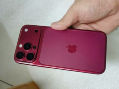 modèle design de l'iPhone 18 Pro en cerisier foncé.