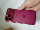 modèle design de l'iPhone 18 Pro en cerisier foncé.