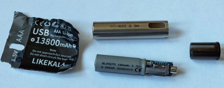 Le retrait du film plastique a révélé une cellule au lithium de 180 mAh, ainsi qu'un circuit de charge et de limitation de tension.
