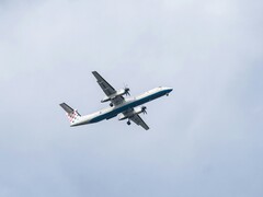 Un avion volant dans le ciel (Image source : Kat von Wood via Unsplash ; recadré)