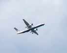 Un avion volant dans le ciel (Image source : Kat von Wood via Unsplash ; recadré)