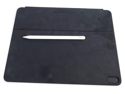 L'arrière du Smart Keybord avec l'Apple Pencil 2.