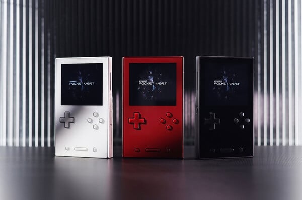 L'Ayaneo Pocket Vert existe en Moon White, Midnight Black et Lava Red. (Source de l'image : Ayaneo)