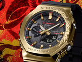 La Casio G-Shock GBM-2100CX-9AJR avec une lunette en or gravée, représentée sur un fond rouge stylisé. (Source de l'image : Casio Japan)
