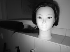 Prise de vue en vision nocturne de la tête d'une poupée : Jusqu'à ce que ces photos soient nettes et non surexposées, vous devez expérimenter un peu.