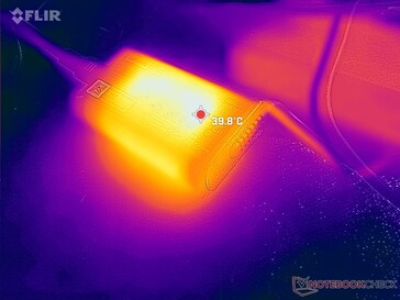 L'adaptateur secteur peut atteindre 40 °C en cas de charges lourdes