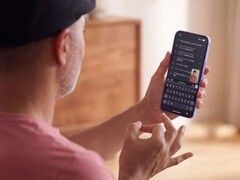Une personne signant d'une seule main devant un téléphone Pixel affichant le texte reconnu dans Gboard