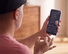 Une personne signant d'une seule main devant un téléphone Pixel affichant le texte reconnu dans Gboard