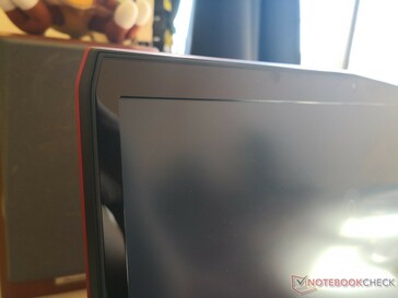 Écran mat de l'Alienware m17, avec des bordures en plastique brillant.