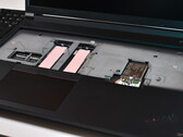 Les deux emplacements SSD supplémentaires sous le clavier du Lenovo ThinkPad P16 Gen 3.