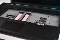 Les deux emplacements SSD supplémentaires sous le clavier du Lenovo ThinkPad P16 Gen 3.