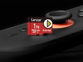 Carte microSD Express Lexar de 1 To reposant sur le Switch 2 (Source de l'image : Lexar avec modifications)