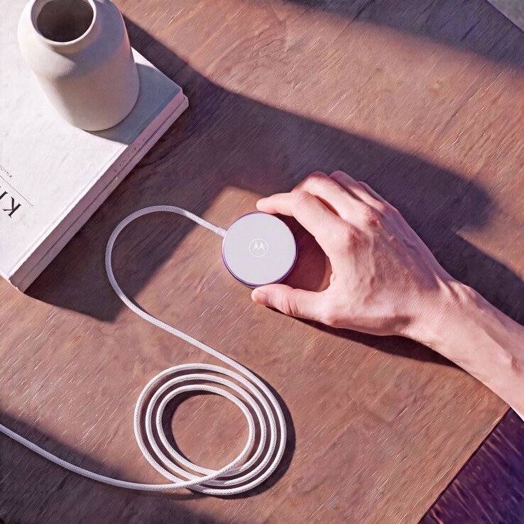 L'alignement magnétique maintient le téléphone en place sur le socle, et les coques magnétiques compatibles peuvent rester en place pendant la recharge.