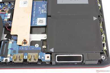 Alienware m15 - Haut-parleurs situés près des deux anges avant. Alienware m15 - Haut-parleurs situés près des deux anges avant.