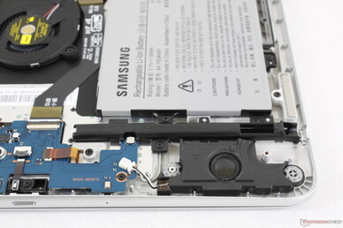 Les haut-parleurs stéréos du Notebook 9 sont situés près des angles avant. Les haut-parleurs stéréos du Notebook 9 sont situés près des angles avant.