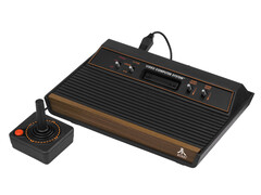 Une console de jeu vidéo rétro, l'Atari 2600, photographiée sur un fond blanc uni. (Source de l'image : Evan-Amos sur Wikimedia Commons)