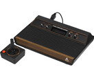 Une console de jeu vidéo rétro, l'Atari 2600, photographiée sur un fond blanc uni. (Source de l'image : Evan-Amos sur Wikimedia Commons)