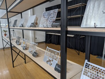 Le processus de fabrication du nouveau cadre de base en alliage métallique et du couvercle extérieur commence par un bloc en alliage d'aluminium 6063