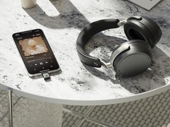 Le casque sans fil Sennheiser HDB 630 comprend un émetteur USB-C pour smartphones qui prend en charge la transmission audio haute résolution aptX Adaptive. (Source de l&#039;image : Sennheiser)