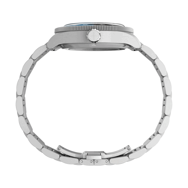 Montre Timex Pan Am Waterbury Automatic GMT vue de profil, mettant en valeur son boîtier en acier inoxydable brossé et sa couronne surdimensionnée arborant le logo Pan Am.