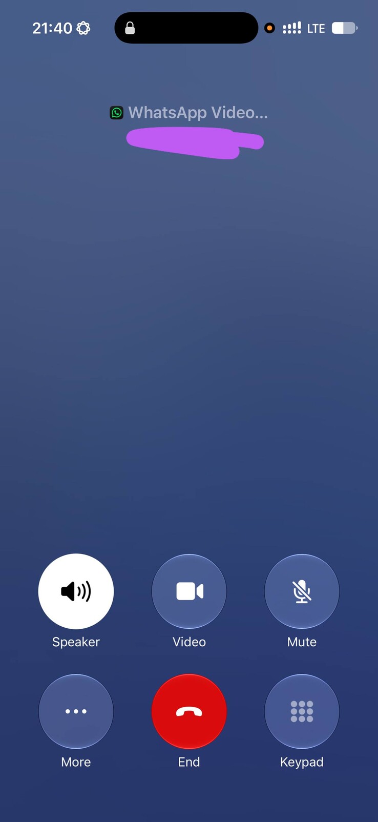 L'interface d'appel WhatsApp sur les iPhone utilise l'écran natif d'Apple dédié à la téléphonie mobile.