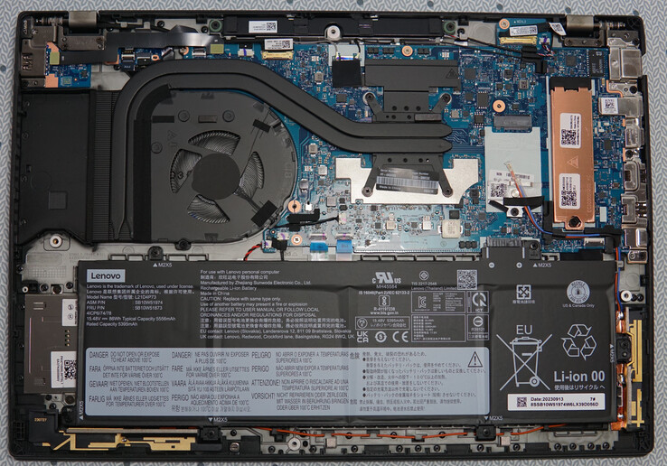 Les modules RAM et WLAN sont soudés, mais le reste est facilement accessible.