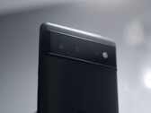 Dos d’un téléphone Google Pixel noir avec la barre de caméras caractéristique de la série Pixel 6
