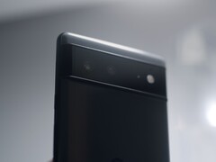 Dos d’un téléphone Google Pixel noir avec la barre de caméras caractéristique de la série Pixel 6