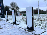 Les câbles plus lourds du superchargeur V4 peuvent tomber sur le sol (image : Teslaway/X)