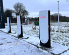 Les câbles plus lourds du superchargeur V4 peuvent tomber sur le sol (image : Teslaway/X)