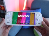 L'AYN Odin 3 est équipé d'un écran OLED de 6 pouces en 1080p avec un taux de rafraîchissement de 120 Hz.