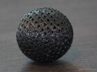 Travaux d'impression TPU ; la boule mesure 30 mm de diamètre et les côtés du triangle mesurent 3 mm