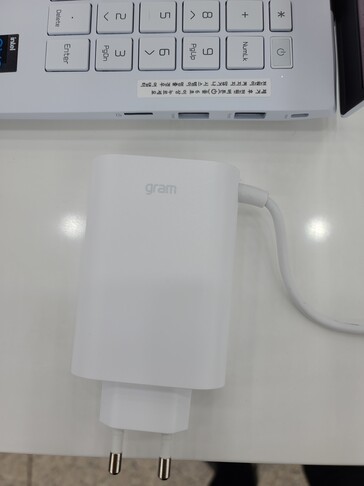 LG peut également disposer d'un chargeur USB-PD de type C de 65 W pour le Grams 2021. (Source : Twitter)
