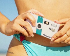 Le One35 V2 ressemble à un appareil photo compact analogique, mais il est doté d'un capteur numérique. (Source de l'image : Flashback)