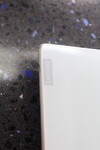 Le logo Lenovo gravé dans l'arrière en verre (Lenovo Tab P10).